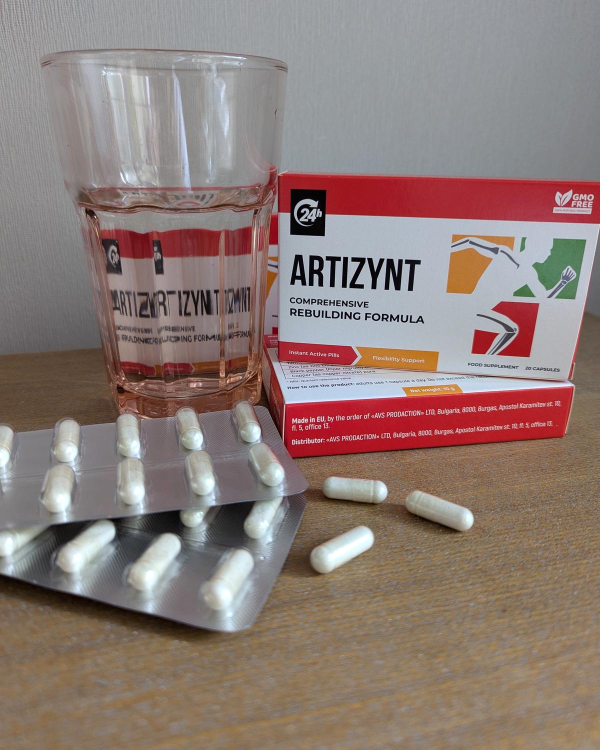 ArtiZynt-Packungen, ein Glas Wasser und Blister mit weißen Kapseln auf einem Holztisch