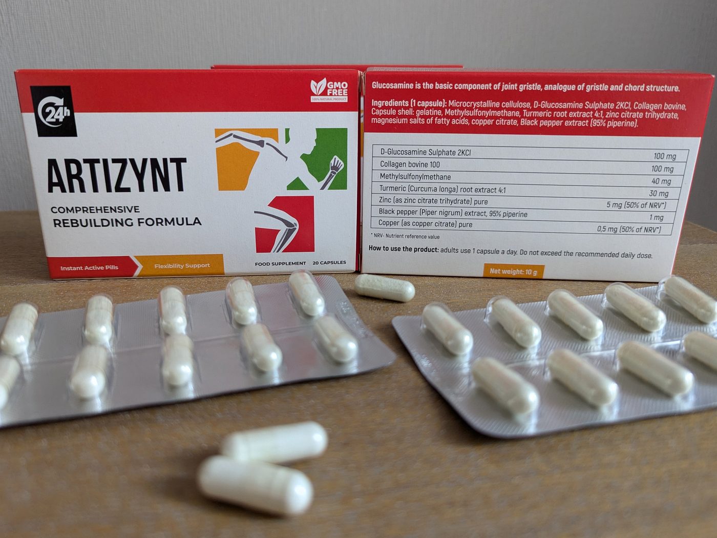 Vorder- und Rückseite der ArtiZynt-Packung mit Zutatenliste und Nährwerttabelle, davor zwei Blister mit Kapseln